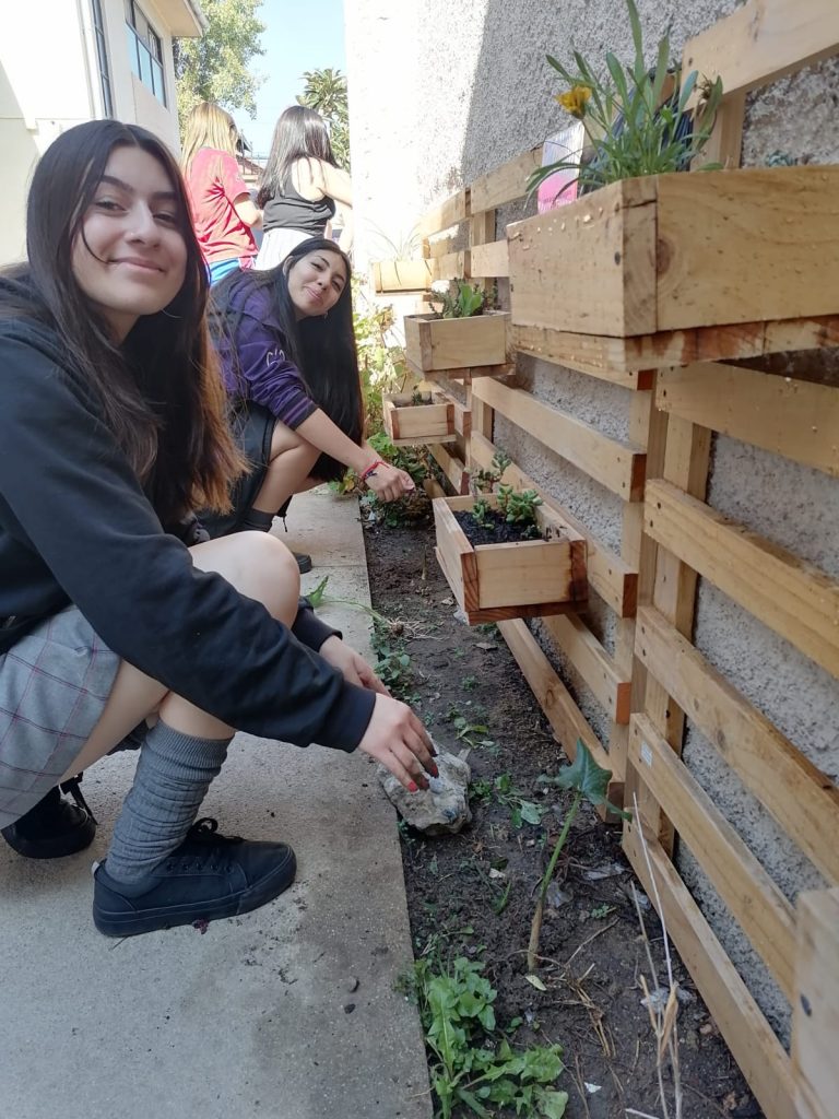 alumnas trabajando en el huerto