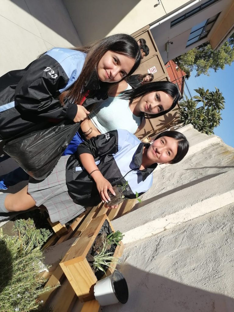 alumnas posando junto al huerto