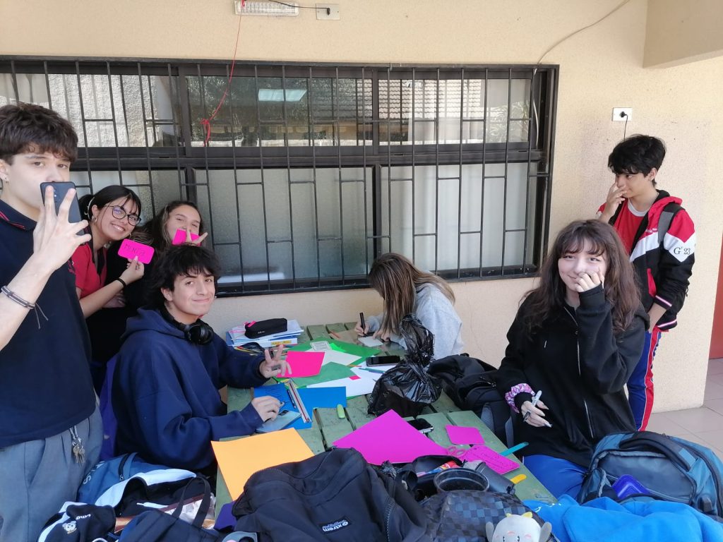 alumnos trabajando en el huerto