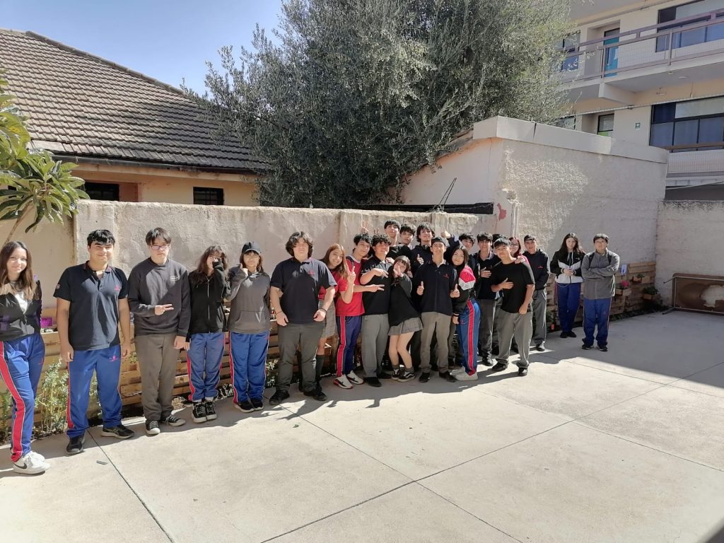 grupo de alumnos posando junto al huerto